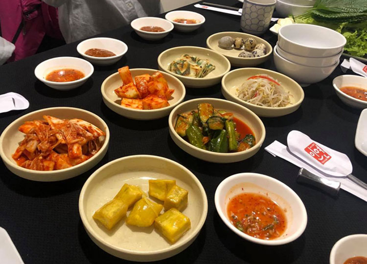 Các món kimchi ăn kèm với kimbap Hàn Quốc. Ảnh: Phương Anh